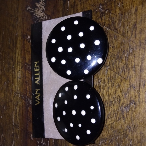 Retro vintage clip on earrings - Picture 3 of 4